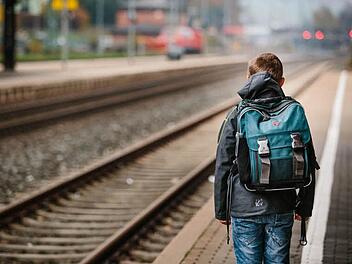 Auf den Zug warteten am Kronacher Bahnhof nur wenige Schulkinder. Sie waren vorgewarnt. Über das Wochenende fährt im Landkreis nur rund jeder dritte Zug.  Foto: Hendrik Steffens