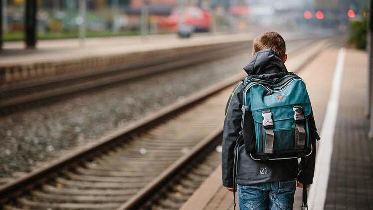 Auf den Zug warteten am Kronacher Bahnhof nur wenige Schulkinder. Sie waren vorgewarnt. Über das Wochenende fährt im Landkreis nur rund jeder dritte Zug.  Foto: Hendrik Steffens
