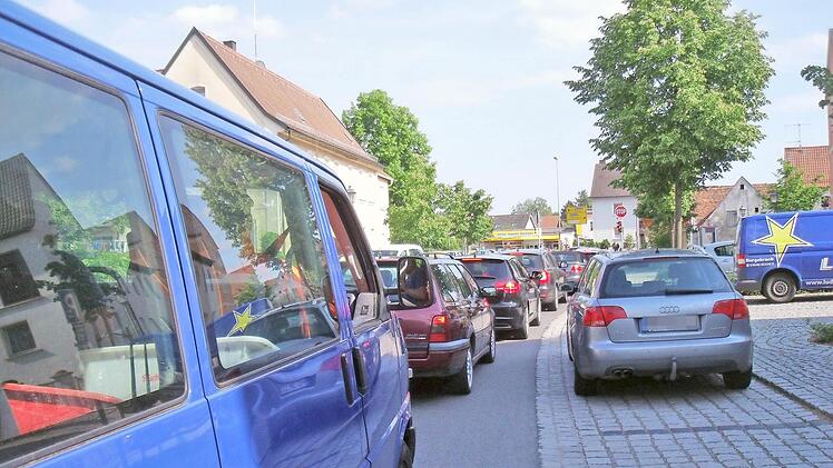 Auch in der Ampferbacher Straße staut es sich - noch.Foto: Anette Schreiber
