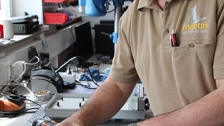 Der Kasten, an dem Siegbert Martin arbeitet, fängt die Signale des Sicherheitsarmbandes ein.