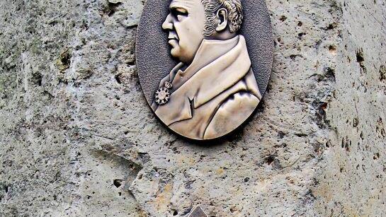 Das Denkmal für Mathias von Flurl (1756-1823), den Begründer der bayerischen Mineralogie und Geologie, auf dem Kapellenfriedhof. Foto: Sigismund von Dobschütz