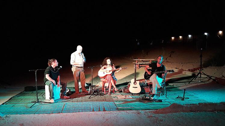 Bei Musik und Gesang am Lagerfeuer vor dem Kibbuz En Gedi waren Walter Gutmann  und Bernd Hammer mit von der Partie.Hartmut Hessel
