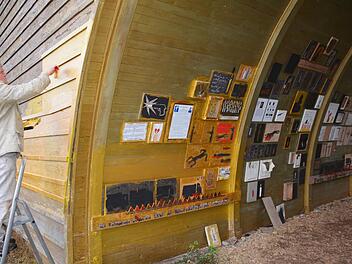 Verschiedene Goldfarben trägt der Künstler Jimmy Fell an der "Goldenen Brücke" am ehemaligen Grenzübergang Henneberg-Eußenhausen auf. Die Brücke wurde 1996 erstellt und ist damit "in die Jahre gekommen". Die Farbe muss erneuert werden. Hanns Friedrich