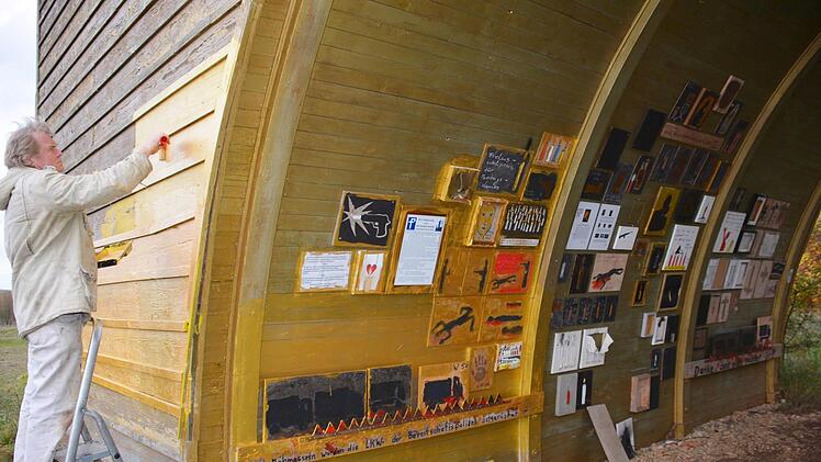 Verschiedene Goldfarben trägt der Künstler Jimmy Fell an der "Goldenen Brücke" am ehemaligen Grenzübergang Henneberg-Eußenhausen auf. Die Brücke wurde 1996 erstellt und ist damit "in die Jahre gekommen". Die Farbe muss erneuert werden. Hanns Friedrich