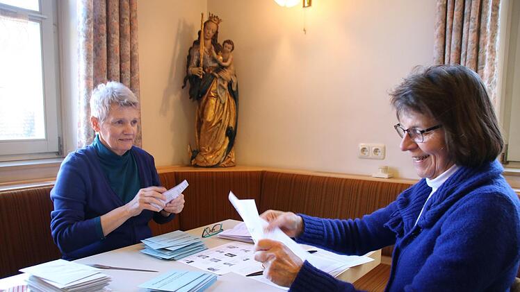 Rita Balthasar (links) und Gerda Wiessner gehörten in Münnerstadt zu den Wahlhelfern. Heike Beudert