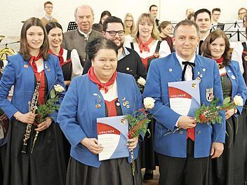 Martina Hollweg und Winfried Gräf (vorne) gehören dem Musikverein seit jeweils 40 Jahre an. Mit im Bild (von links) Annekatrin Bütterich (20 Jahre), Laura Hofmann (zehn), Anna Stark (20), Heinrich Ramming vom Nordbayerischen Musikbund, Kai Fischer ( zehn), Dritte Vorsitzende Andrea Eichner, Vorsitzender Alexander Kapsch, Katharina Hübner (zehn Jahre) und Zweite Vorsitzende Iris Melzer  Foto: Katharina Müller-Sanke
