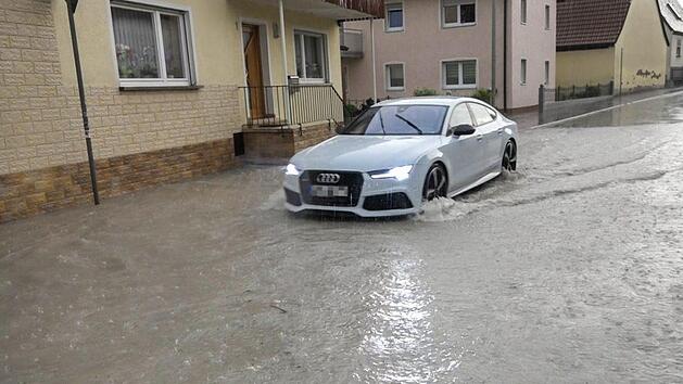 Nach dem Gewittern und Starkregen am Donnerstag waren in Franken  mehrere Straßen überflutet und von Schlammlawinen überschwemmt. Foto: NEWS5 / Merzbach