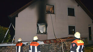 Wohnhaus brennt in Oerlenbach - Bewohner retten sich vor Flammen
