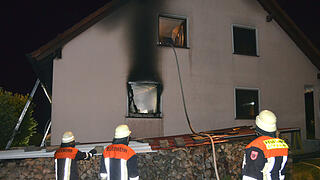 Wohnhaus brennt in Oerlenbach - Bewohner retten sich vor Flammen