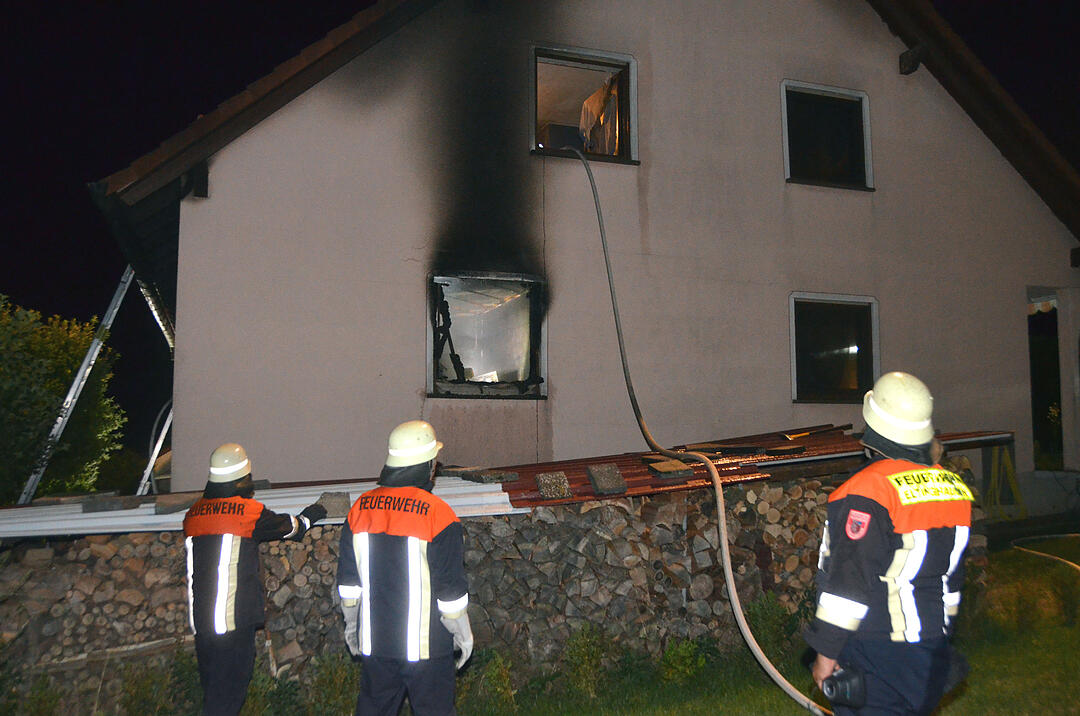 Wohnhaus brennt in Oerlenbach - Bewohner retten sich vor Flammen