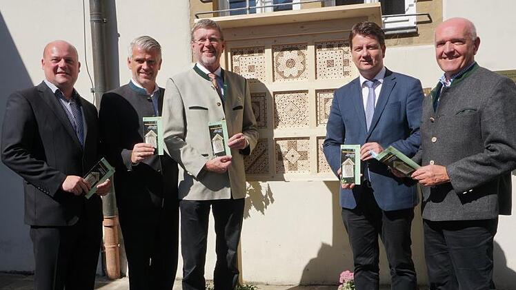 Ein Insektenhotel übergab Bayerns Umweltminister Dr. Marcel Huber an die  Stadt Bischofsheim, als symbolisches Auftaktgeschenk für das geplante  neue Biodiversitätszentrum.  Bürgermeister  Georg Seiffert (von links) freut sich mit Steffen Vogel (MdL), Dr. Marcel Huber, Sandro Kirchner  (MdL) und Landrat Thomas Habermann über das Geschenk. Foto: Marion Eckert