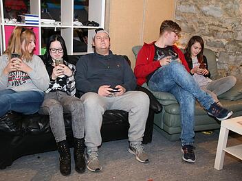 Einfach chillen: Jessica, Emely, Florian, Florian und Heidi fühlen sich wohl im Jugendraum in der Zehntscheune. Thomas Malz