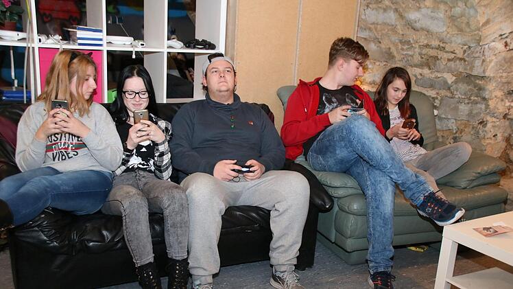 Einfach chillen: Jessica, Emely, Florian, Florian und Heidi fühlen sich wohl im Jugendraum in der Zehntscheune. Thomas Malz