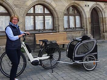 Baut auf ihre akkubetriebene Tretstütze: Ulrike Sohns in Forchheim. Die modernen Räder werden seit Jahren immer beliebter.  Foto: Michaela Hofmann