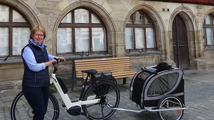 Baut auf ihre akkubetriebene Tretstütze: Ulrike Sohns in Forchheim. Die modernen Räder werden seit Jahren immer beliebter.  Foto: Michaela Hofmann