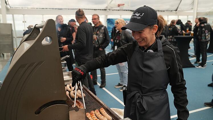 Auch die Verpflegung an Bord gleicht sich Musikfestival-Standards an.