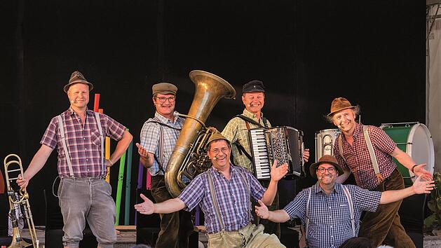 Der Name &bdquo;H&auml;isd &rsquo;n&rsquo; d&auml;isd vomm mee&ldquo; bedeutet so viel wie &bdquo;h&uuml;ben und dr&uuml;ben des Mains&ldquo;, was daher r&uuml;hrt, dass die Musiker aus der Gegend um die Volkacher Mainschleife kommen.