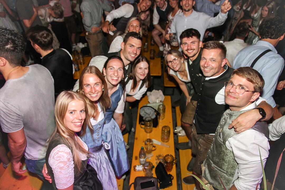 Tanzen, Feiern, Mitsingen &ndash; bayerische Partystimmung bis Mitternacht.