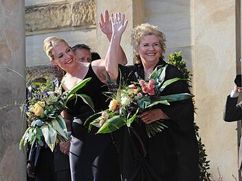 Katharina Wagner (links) und Eva-Wagner-Pasquier bei der Festspieleröffnung 2012, wo sich sich erstmals nicht gemeinsam mit dem Bayreuther Stadtoberhaupt zeigten. Foto: Marc Mueller/dpa