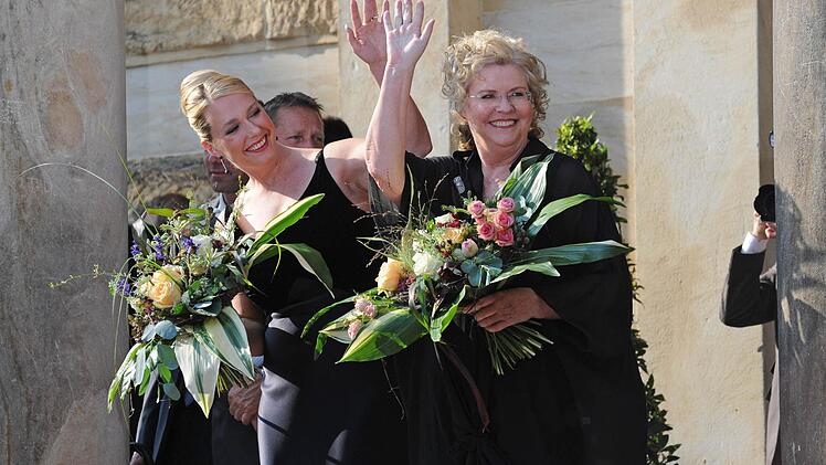 Katharina Wagner (links) und Eva-Wagner-Pasquier bei der Festspieleröffnung 2012, wo sich sich erstmals nicht gemeinsam mit dem Bayreuther Stadtoberhaupt zeigten. Foto: Marc Mueller/dpa