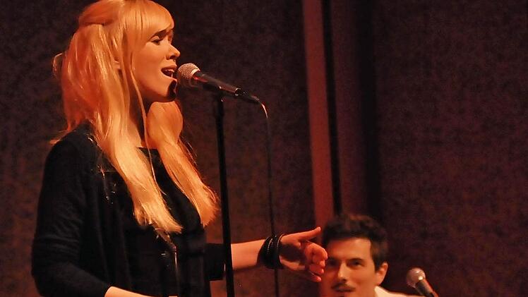 Das Duo "Carolin No" hat sich in der Musikszene einen Namen gemacht. Carolin und Andreas Obieglo ergänzen sich wunderbar. Foto: Peter Klopf