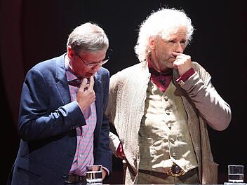 Thomas Gottschalk (rechts) und Günther Jauch am Freitagabend bei "Die 2 - Gottschalk & Jauch gegen alle". In der RTL-Show gewinnen sie gegen die Zuschauer. Ihr Sieg bringt dem in Finanznöte geratenen Kulmbacher Familientreff einen Batzen Geld ein. Foto: RTL / Stefan Gregorowius