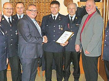 Armin Gantke wurde in Würdigung seines 25-jährigen Feuerwehrdienstes von stellvertretendem Landrat Dieter Schaar mit dem Staatlichen Ehrenzeichen in Silber und der Bayerischen Ehrenamtskarte in Gold ausgezeichnet. Unser Bild zeigt (von links) Vorsitzenden Roland Schnaubelt, die Kommandanten Benno Bauß und Franz Schnaubelt, stellvertretenden Landrat Dieter Schaar, Armin Gantke, Kreisbrandinspektor Horst Tempel, Bürgermeister Ralf Holzmann und Kreisbrandmeister Alexander Reinsch. Foto: Klaus-Pe...