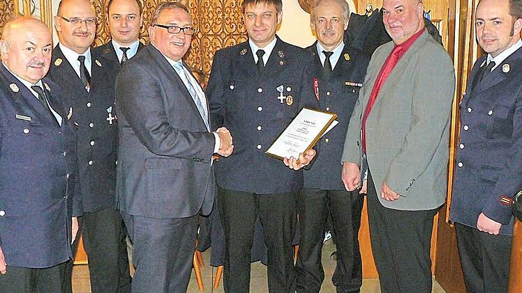 Armin Gantke wurde in Würdigung seines 25-jährigen Feuerwehrdienstes von stellvertretendem Landrat Dieter Schaar mit dem Staatlichen Ehrenzeichen in Silber und der Bayerischen Ehrenamtskarte in Gold ausgezeichnet. Unser Bild zeigt (von links) Vorsitzenden Roland Schnaubelt, die Kommandanten Benno Bauß und Franz Schnaubelt, stellvertretenden Landrat Dieter Schaar, Armin Gantke, Kreisbrandinspektor Horst Tempel, Bürgermeister Ralf Holzmann und Kreisbrandmeister Alexander Reinsch. Foto: Klaus-Pe...