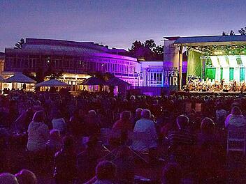 Open-Air-Konzert im Rosengarten mit dem Kongresshaus im Hintergrund. Auch die Open-Airs werden den Veranstaltungen des Kongresshauses hinzugerechnet und leisten keinen geringen Beitrag zu zuletzt 71 000 Veranstaltungsbesuchern im Jahr. Foto: Albert Höchstädter/CT-Archiv