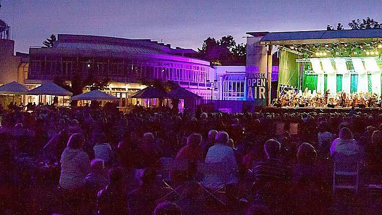Open-Air-Konzert im Rosengarten mit dem Kongresshaus im Hintergrund. Auch die Open-Airs werden den Veranstaltungen des Kongresshauses hinzugerechnet und leisten keinen geringen Beitrag zu zuletzt 71 000 Veranstaltungsbesuchern im Jahr. Foto: Albert Höchstädter/CT-Archiv