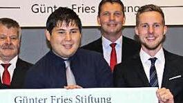 Die Preisträger des Günter-Fries-Preises, Martin Hummel, Christian Wittig und Manuel Dietz, freuen sich über die Auszeichnung. Den Preis übergeben Stefan Dälken und Heinrich-Wilhelm Böhme von der Günter-Fries-Stiftung.