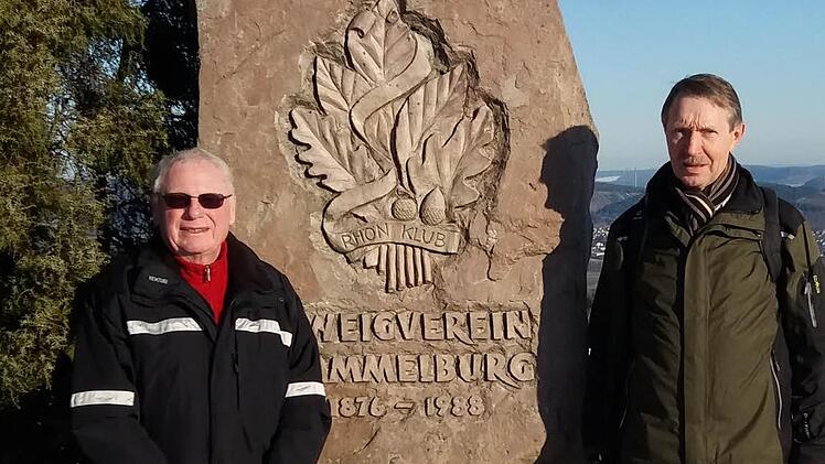 Rhönklub-Vorsitzender Alfred Jeurink mit dem Ehrenvorsitzenden Günter Dittmar (links) am Gedenkstein. Foto: Franz Herrler/Archiv