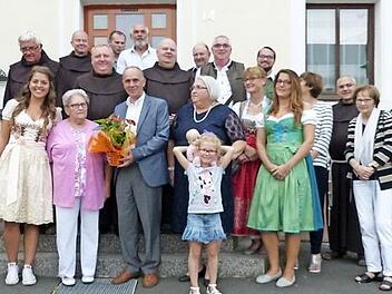 Mit Blumen gratulierte Bürgermeister Franz Uome Marianne Friedrich (vorne, Vierter und Dritte von links) zum 80. Geburtstag. Mit im Bild ein nur kleiner Teil der überaus zahlreichen Gratulanten Foto: Klaus-Peter Wulf