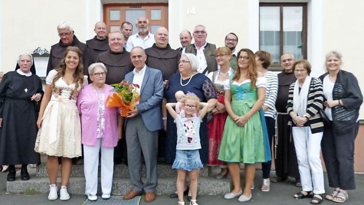 Mit Blumen gratulierte Bürgermeister Franz Uome Marianne Friedrich (vorne, Vierter und Dritte von links) zum 80. Geburtstag. Mit im Bild ein nur kleiner Teil der überaus zahlreichen Gratulanten Foto: Klaus-Peter Wulf