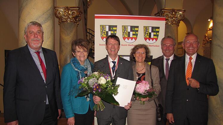 Überreichung der Silbermedaille (von links): Coburgs Oberbürgermeister Norbert Tessmer, Bezirksrätin und Zweite Neustadter Bürgermeisterin Elke Protzmann, Prof. Dr. Johanns Kraft, Dr. Kerstin Vogel-Kraft, der Neustadter Oberbürgermeister und Bezirksrat Frank Rebhan sowie Bezirkstagspräsident Dr. Günther Denzler. Foto: Martin Koch