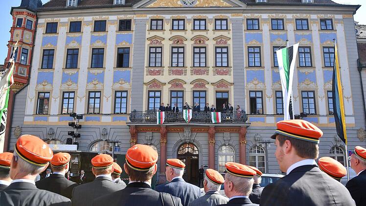 Vorm Rathaus. Foto: Ronald Rinklef