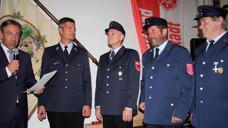 Überreichung der Ehrenzeichen in Gold für 40 Jahre aktive Dienstzeit an Werner Spitzer, Reinhard Nussel und Bernd Winter