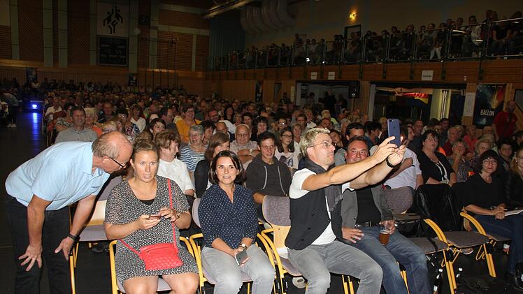 Vor Beginn der Vorstellung machte Hauptdarsteller Friedrich Mücke ein Selfie mit dem Publikum. Rechts neben dem Schauspieler sitzt Nordhalbens Bürgermeister Michael Pöhnlein. Foto: Friedwald Schedel