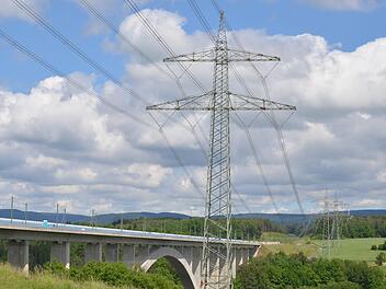 Nahe der ICE-Brücke über den Froschgrundsee reduziert sich die Trasse von vier auf zwei Leitersysteme. CT-Archiv/Rainer Lutz