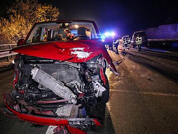 Durch die Wucht des Aufpralls wurde deer 67-j&auml;hrige Beifahrer der Frau schwer verletzt. Er musste ins Krankenhaus gebracht werden. Foto: Merzbach/NEWS5