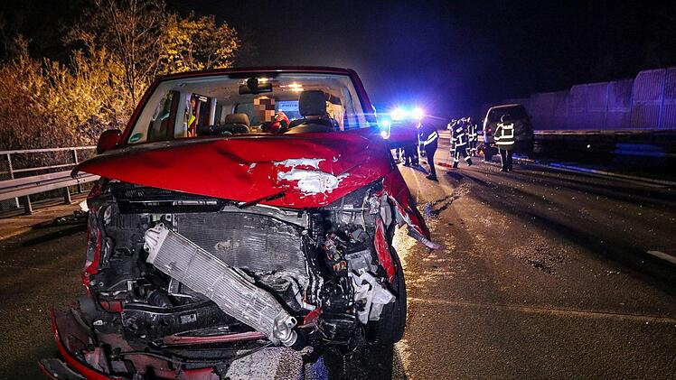 Durch die Wucht des Aufpralls wurde deer 67-j&auml;hrige Beifahrer der Frau schwer verletzt. Er musste ins Krankenhaus gebracht werden. Foto: Merzbach/NEWS5