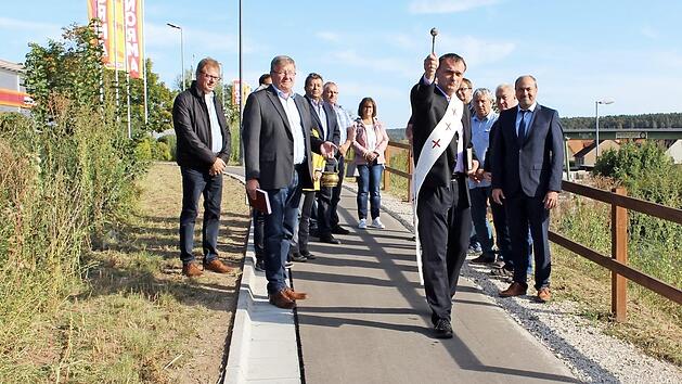 Diakon Hans Scherbaum (mit Stola) segnete den neuen Fu&szlig;weg. Rechts im Bild B&uuml;rgermeister Johannes Krapp mit den zahlreich anwesenden Stadtr&auml;ten Foto: Evi Seeger