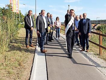 Diakon Hans Scherbaum (mit Stola) segnete den neuen Fußweg. Rechts im Bild Bürgermeister Johannes Krapp mit den zahlreich anwesenden Stadträten Foto: Evi Seeger