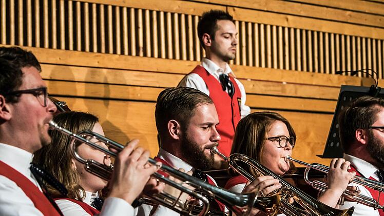 Mitreißender Auftritt: Beim Weihnachtskonzert beeindruckten das Jugendorchester und der Musikverein Stadt Rödental in der fast ausverkauften Franz-Goebel-Halle.Foto: Jochen Berger