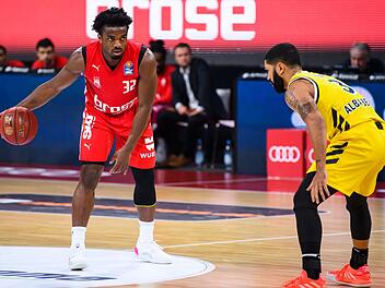 Retin Obasohan setzte im Auftaktspiel gegen Berlin Akzente. Gegen Ludwigsburg ist der Belgier defensiv voll gefordert.  Foto: D. Löb/Pool via Kevin Voigt/Jan Hübner