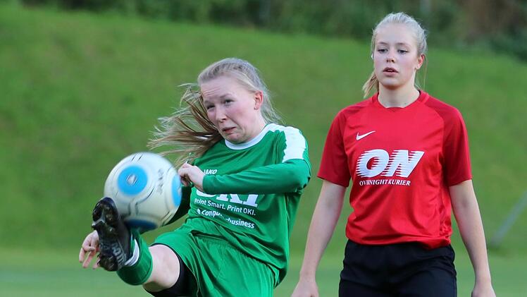 Lara Förster von der DJK Schondra schaut sich ganz gelassen und entspannt an, wie Celine Hock von der SG Schönderling/Thulba den Ball akrobatisch weiterleitet.   Foto: Sebastian Schmitt