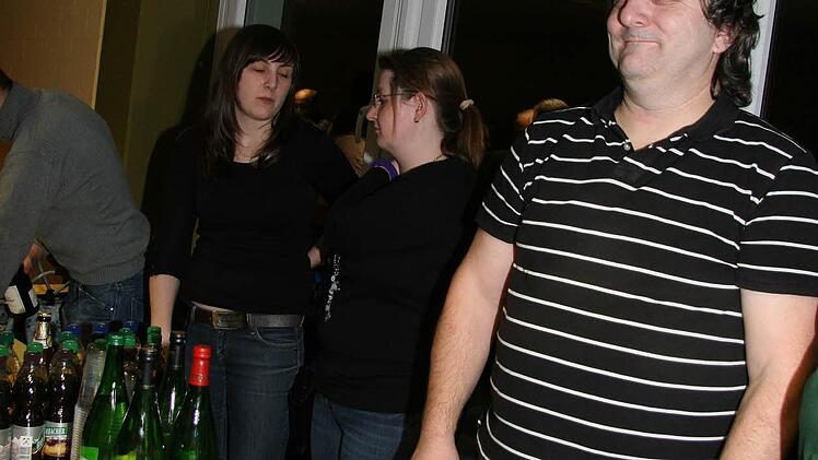 Die Schützen verkauften in der Pause Snacks und Getränke - und die Zuhörer griffen freudig zu.