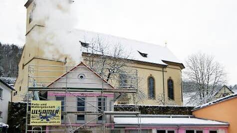 Der Schornstein des Backhauses am Dorfplatz in Sulzthal raucht zum ersten Mal.