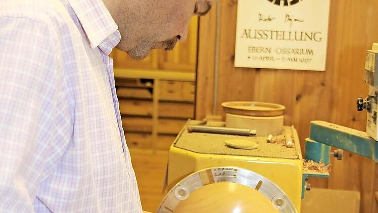 Stephanus Ossenbrink aus Heubach beim Feinschliff an einer HolzschaleFotos:Adrian Price/ Ralf Kestel