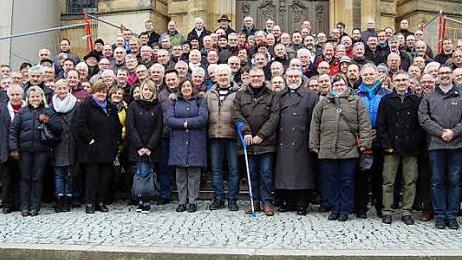 Auf der großen Treppe der Basilika versammelten sich 200 Wallfahrtsführer aus der Diözese Bamberg und benachbarten Diözesen mit Wallfahrtsleiter Pater Heribert (links).